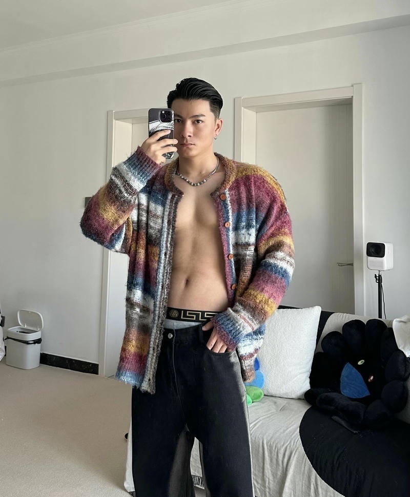 Ánh mắt sâu của chàng trai trẻ mang cảm giác cuốn hút tự nhiên