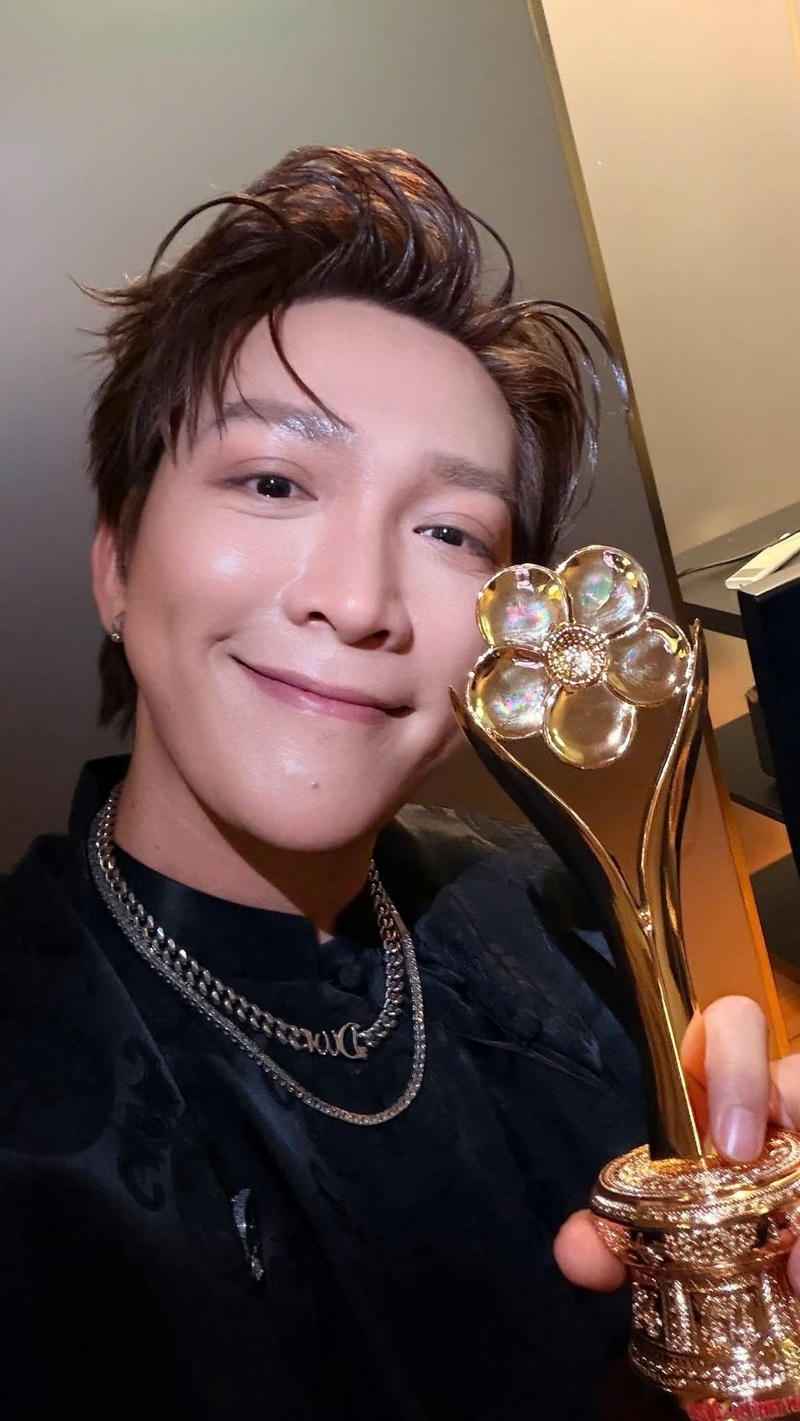 Ánh mắt sâu lắng thể hiện hình nền Tăng Phúc