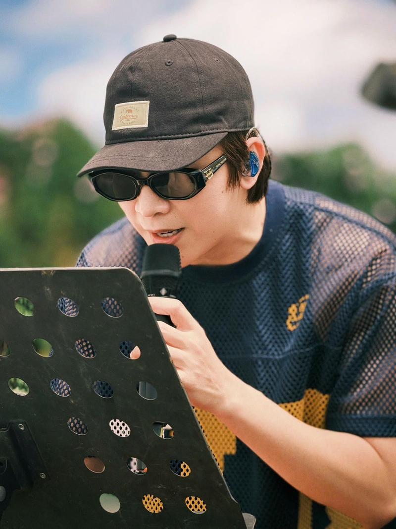 Ảnh nền Tăng Phúc đẹp tự nhiên trong ánh sáng