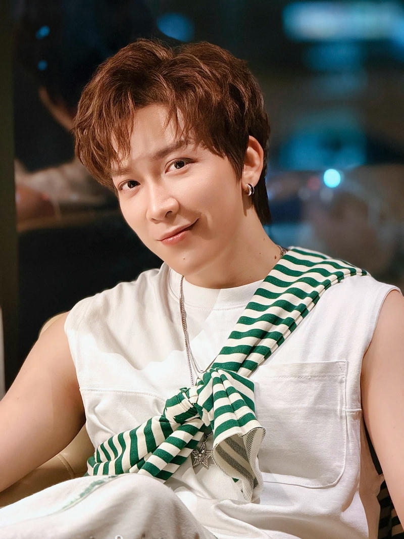 Ảnh nền Tăng Phúc với ánh mắt sâu lắng