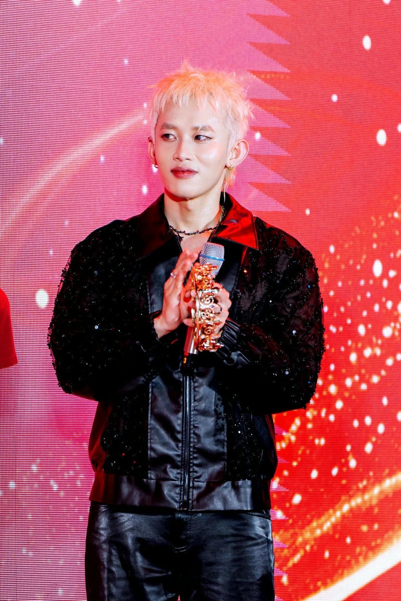 Ảnh nghệ sĩ Kay Trần diện trang phục cá tính