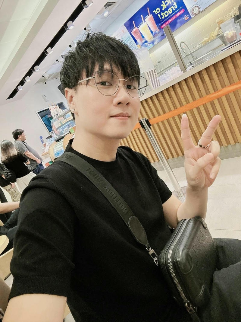 Ảnh nghệ sĩ trẻ trung cho avatar Vương Anh Tú