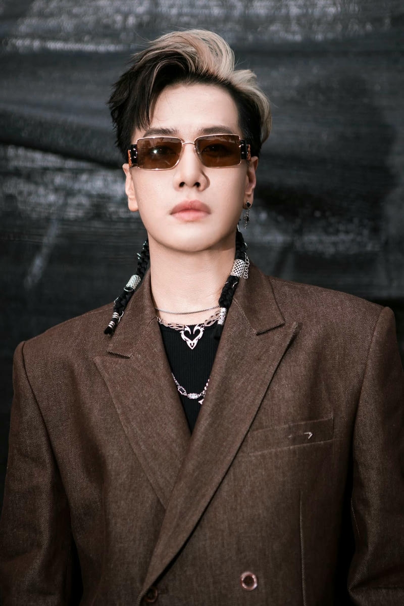 Ảnh nghệ sĩ với ánh nhìn sâu lắng Hình nền Lou Hoàng