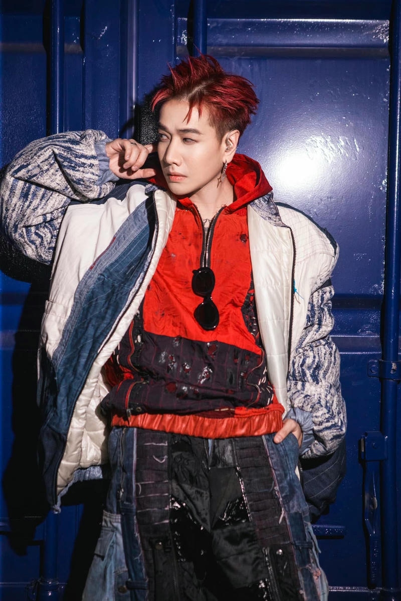 Ảnh nghệ sĩ với phong cách tối giản Lou Hoàng làm nền