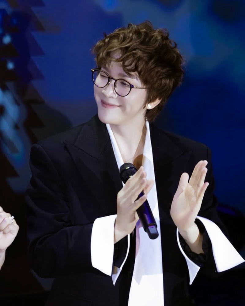 Ánh nhìn ấm áp trong hình nền Tăng Phúc đẹp trai