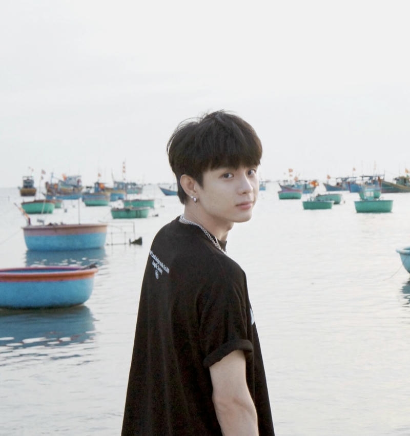 Ánh nhìn trai đẹp Việt Nam gương mặt sáng nụ cười nhẹ biển khơi