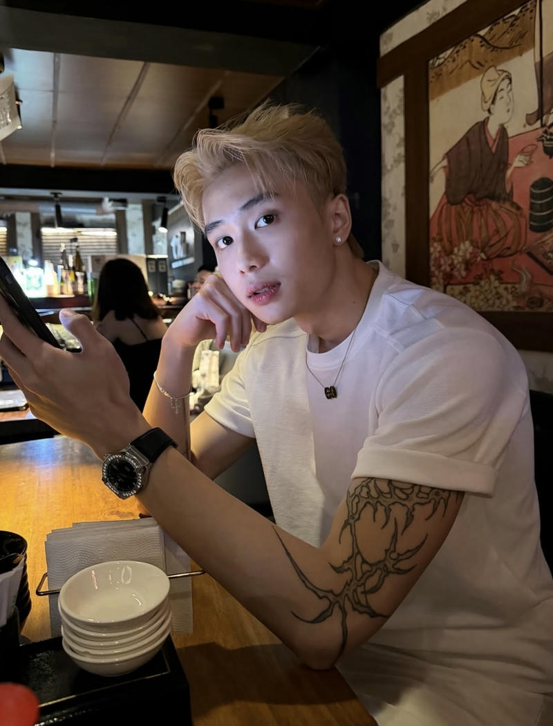 Ánh nhìn trai đẹp Việt Nam nụ cười nhẹ gương mặt sáng