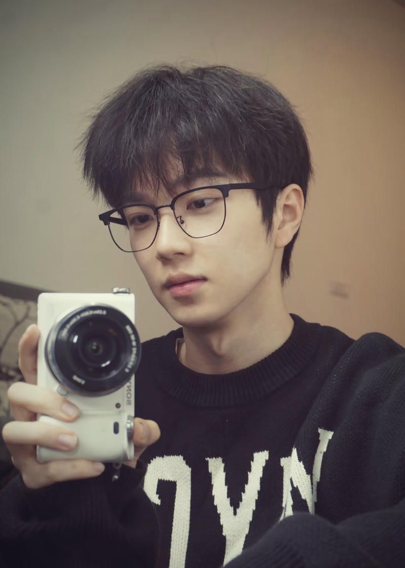 Ánh nhìn trai đẹp đeo kính khuôn mặt nam tính thu hút