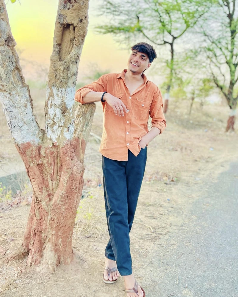 Anh trai Ấn Độ ánh mắt dịu dàng thân thiện