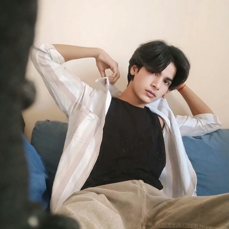 Ảnh trai Ấn Độ mặc áo khoác trắng