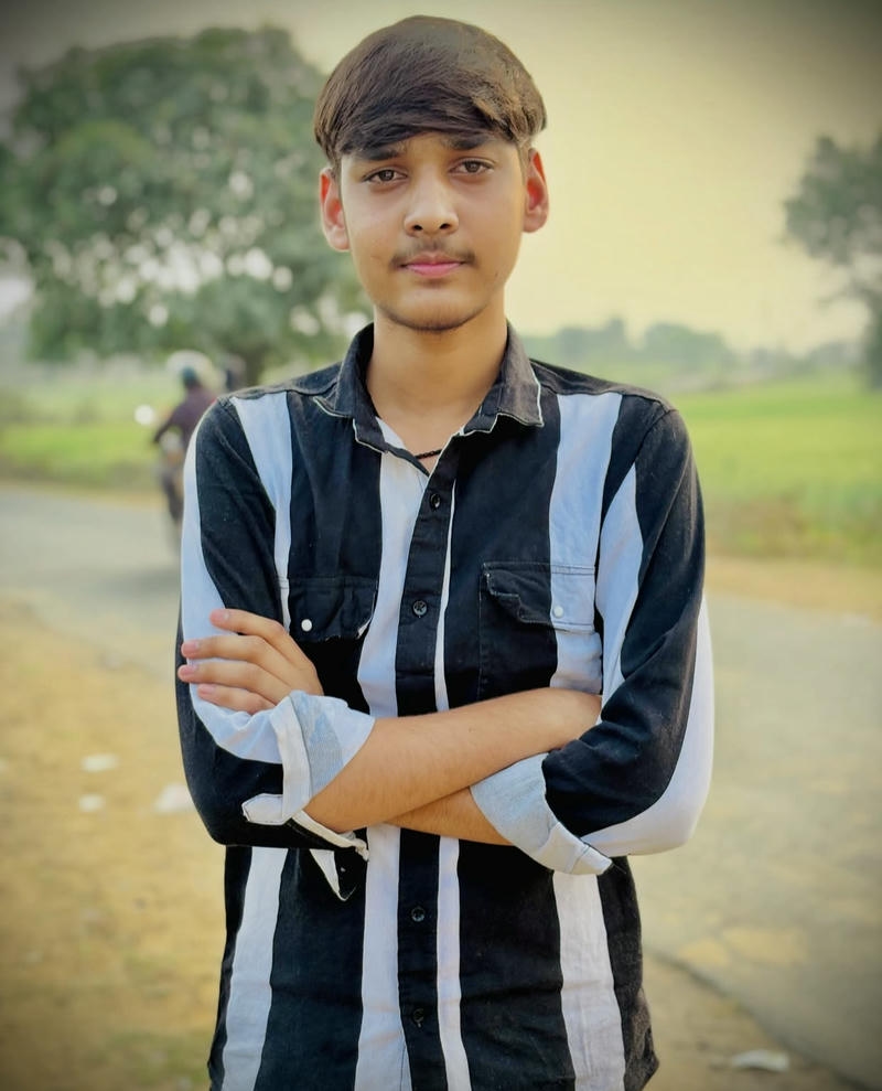 Anh trai Ấn Độ nụ cười nhẹ nhàng