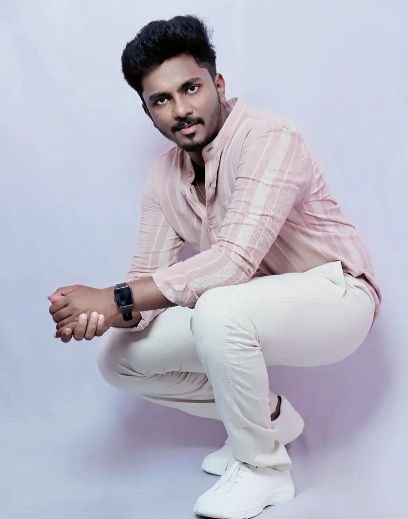 Anh trai Ấn Độ phong cách giản dị