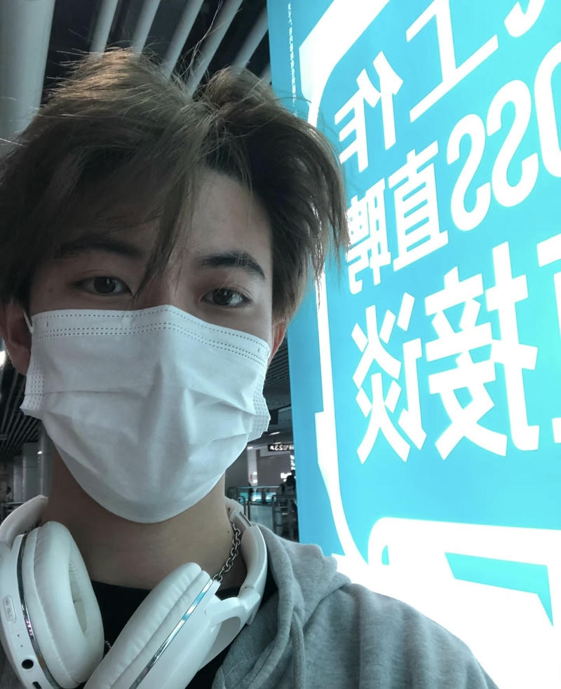 Ảnh trai đeo khẩu trang ánh mắt đẹp trai nổi bật