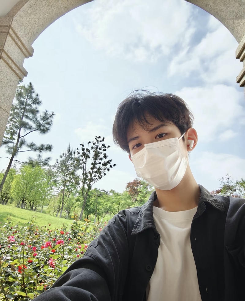 Ảnh trai đeo khẩu trang gương mặt giữa vườn hoa