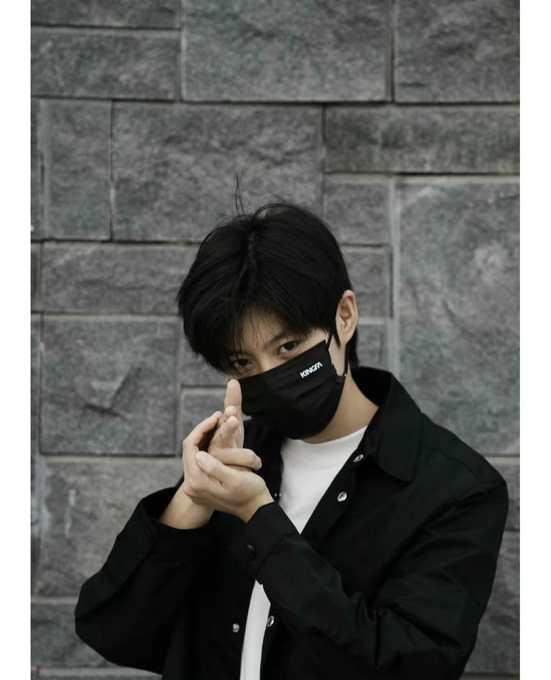 Ảnh trai đẹp đeo khẩu trang ánh cực chất