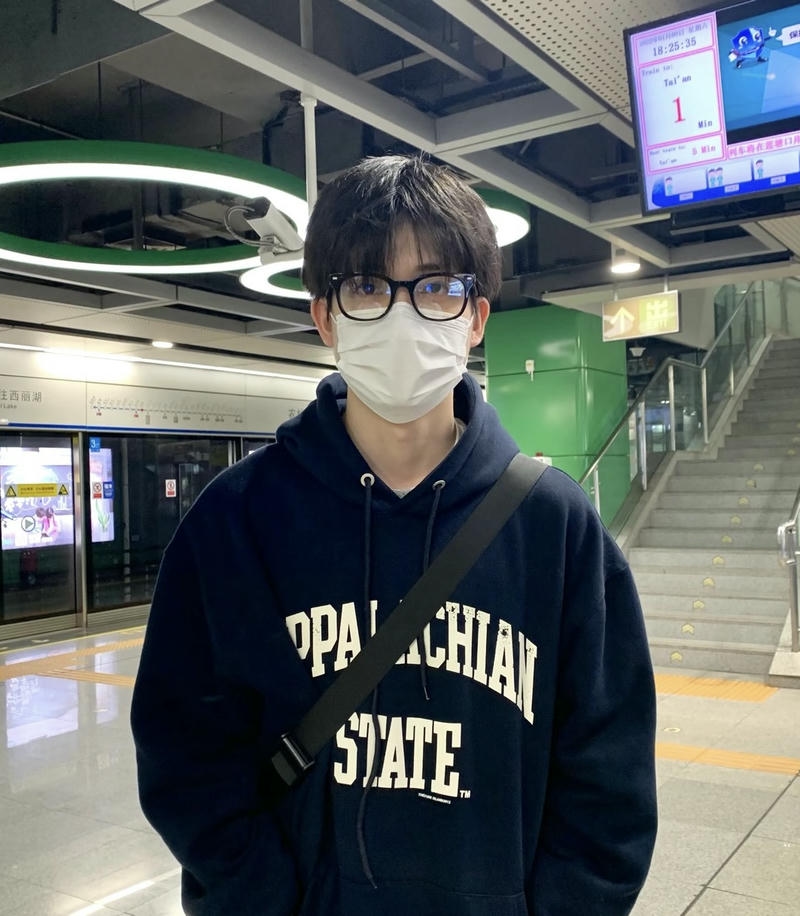 Ảnh trai đẹp đeo khẩu trang ở ga tàu