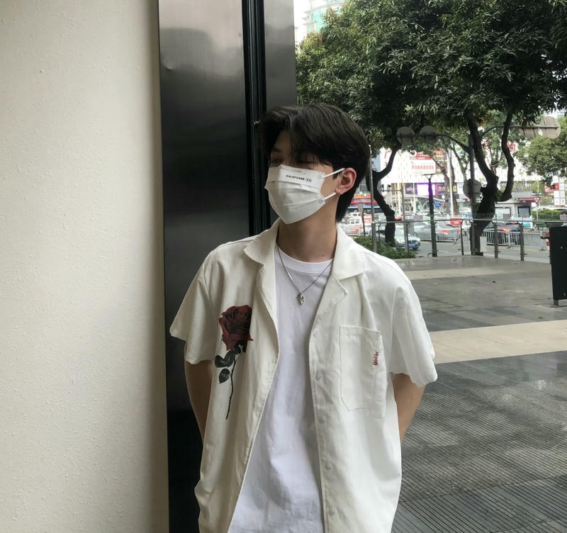 Ảnh trai đẹp đeo khẩu trang sơ mi trắng