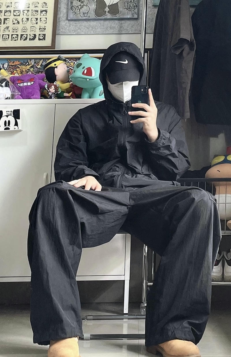 Ảnh trai đẹp đeo khẩu trang trắng mặc kín mít