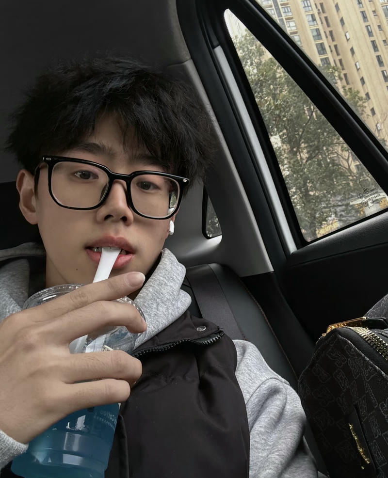 Ảnh trai đẹp đeo kính gương mặt đẹp trai