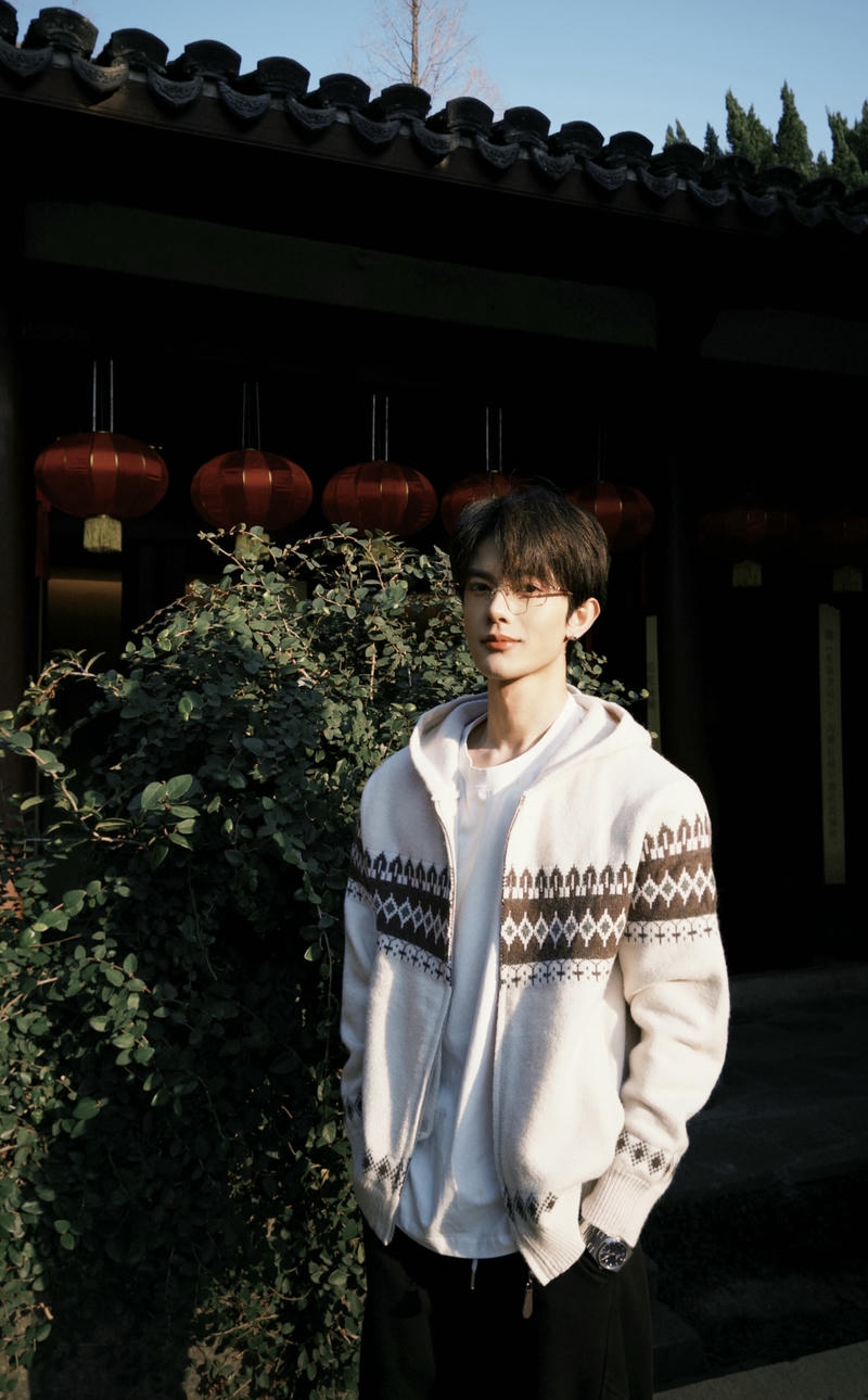 Ảnh trai đẹp đeo kính gương mặt nam tính phong cách mạnh mẽ