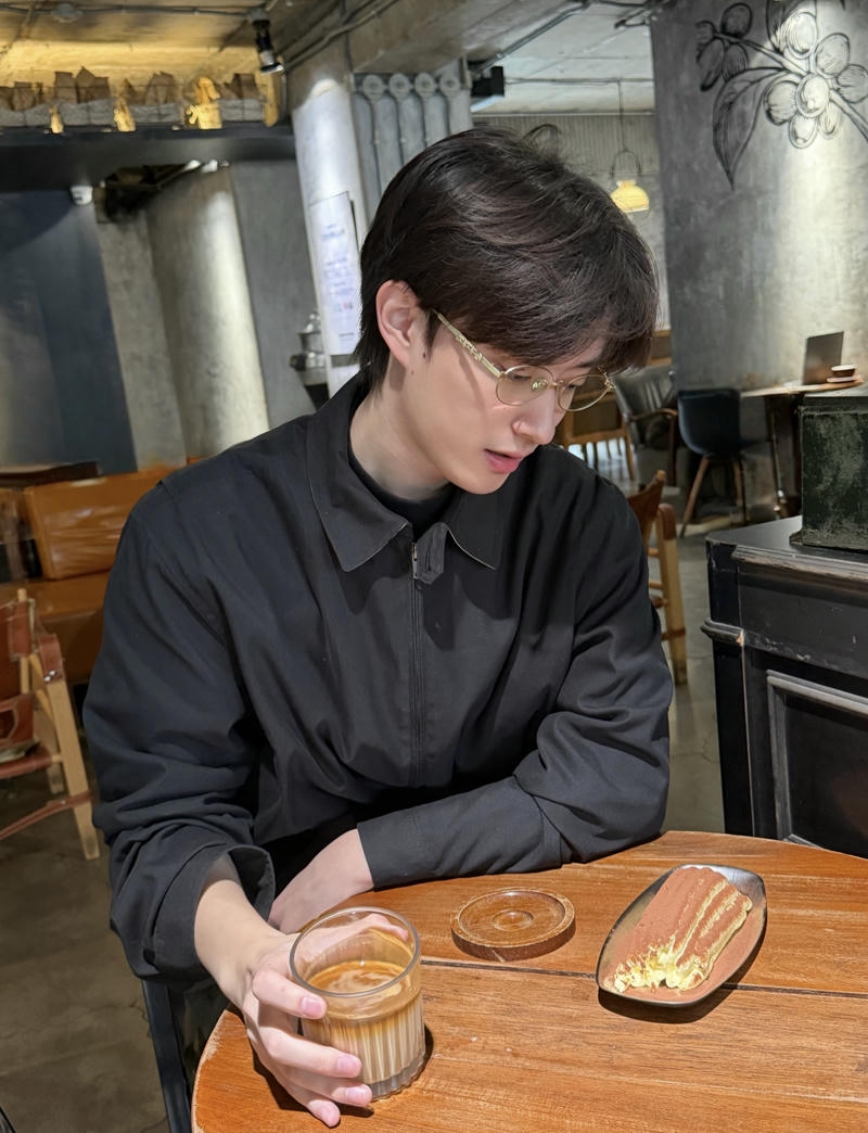 Ảnh trai đẹp đeo kính gương mặt sáng phong cách thanh lịch