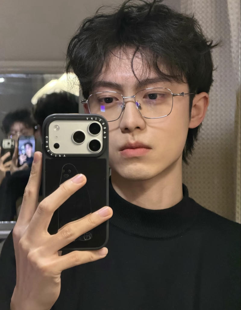 Ảnh trai đẹp đeo kính gương mặt ưa nhìn phong cách lịch lãm