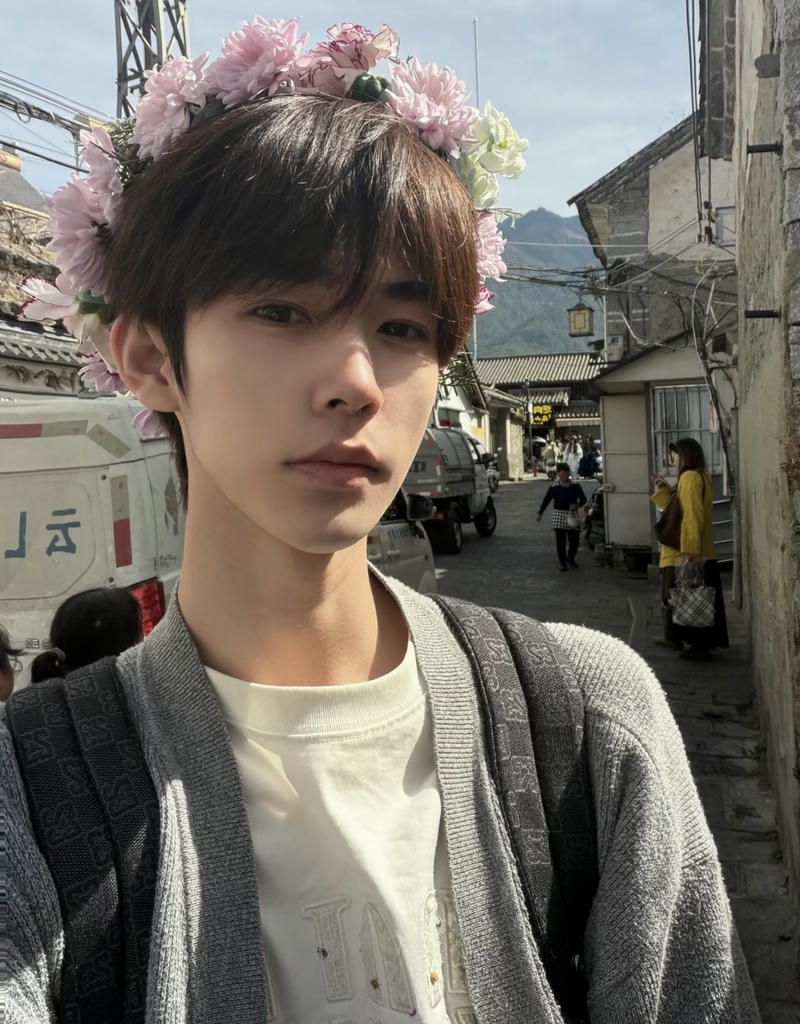 Ảnh trai đẹp đeo kính khuôn mặt đẹp trai dáng vẻ nổi bật