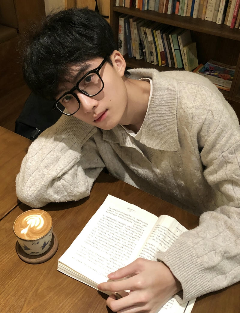 Ảnh trai đẹp đeo kính khuôn mặt điển trai vẻ ngoài cuốn hút