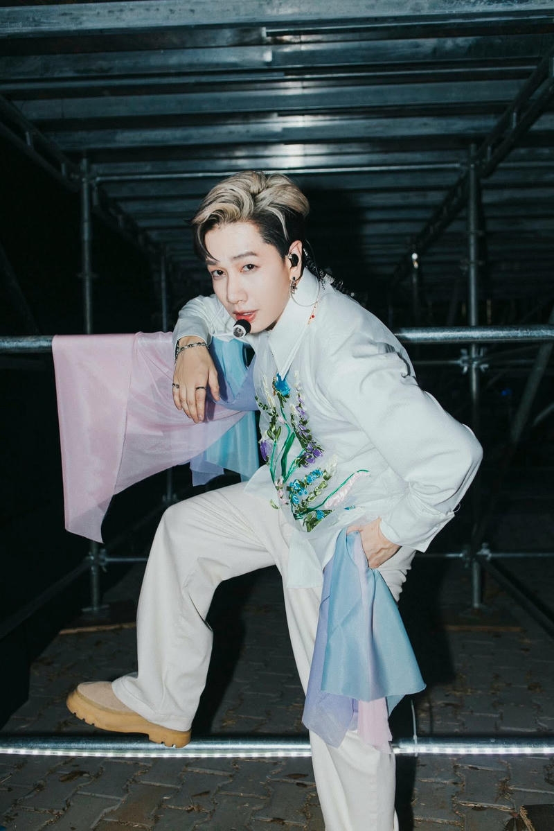 Biểu cảm nhẹ nhàng đầy cảm xúc của ca sĩ Lou Hoàng