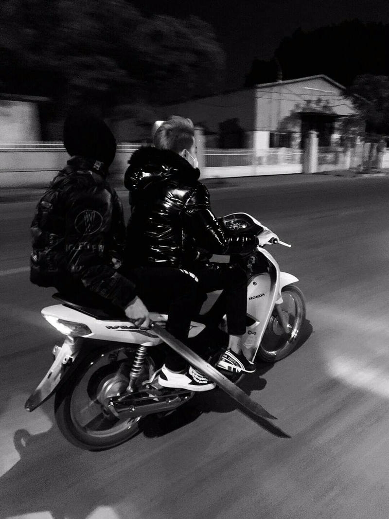 Boy phố cầm phóng lợn đang đi xe