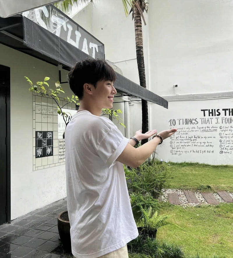 Bức ảnh trai đẹp Việt Nam gương mặt hài hòa ánh nhìn sâu lắng