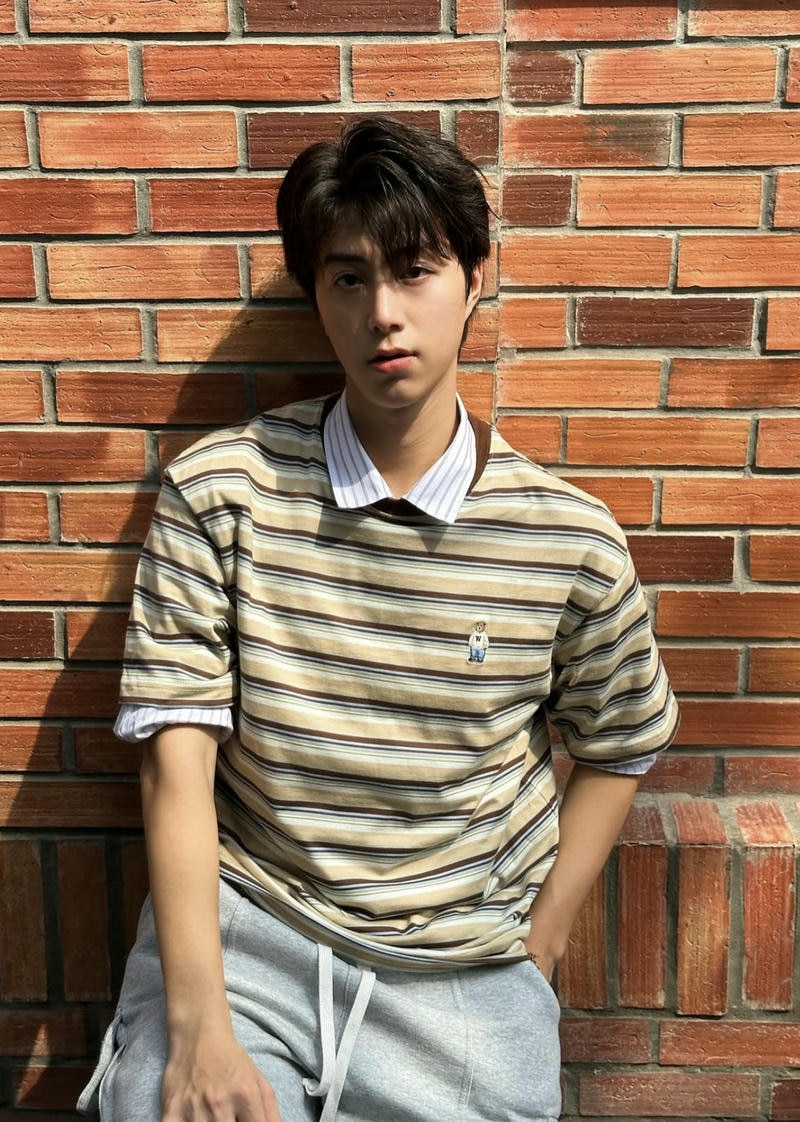 Bức ảnh trai đẹp Việt Nam mặc áo kẻ
