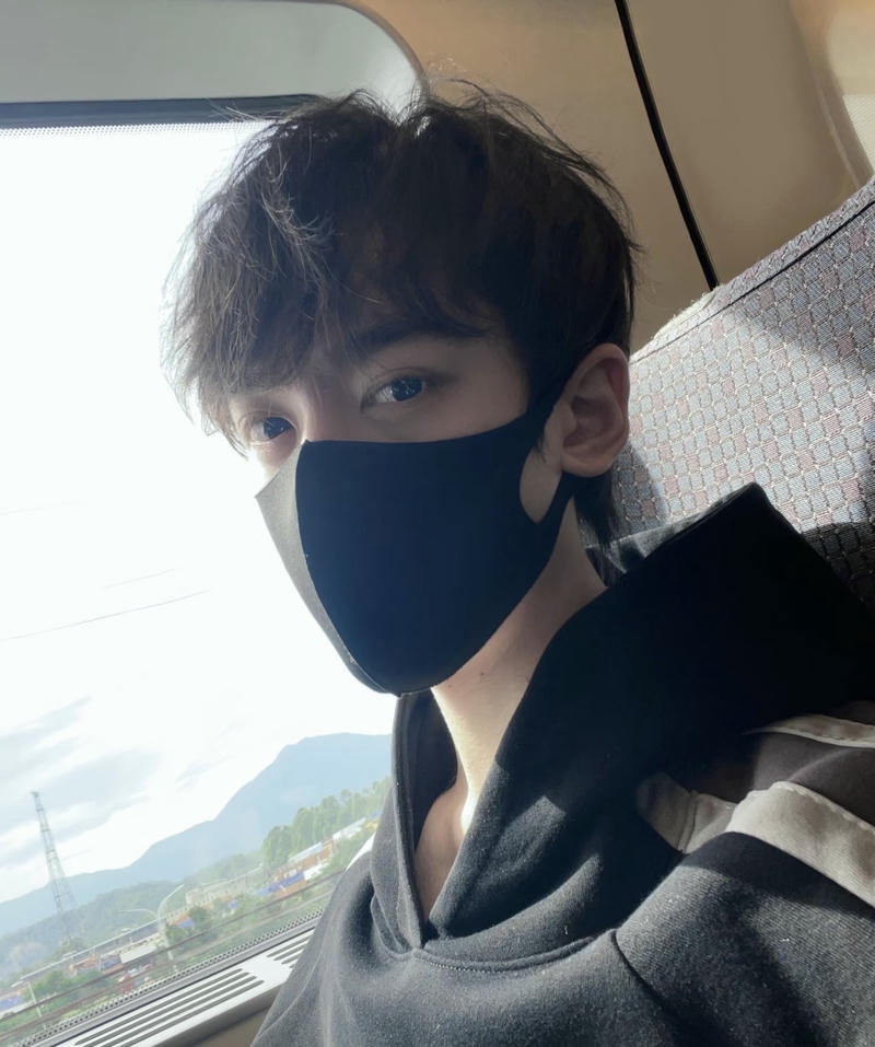 Bức hình trai đẹp đeo khẩu trang ánh mắt đẹp trai