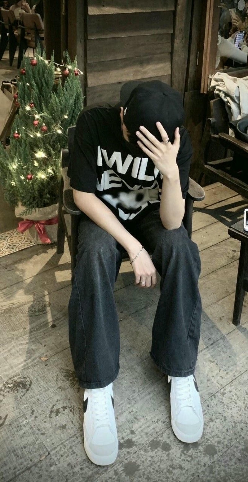 Cảnh sinh hoạt thường ngày của boy phố ngoài trời