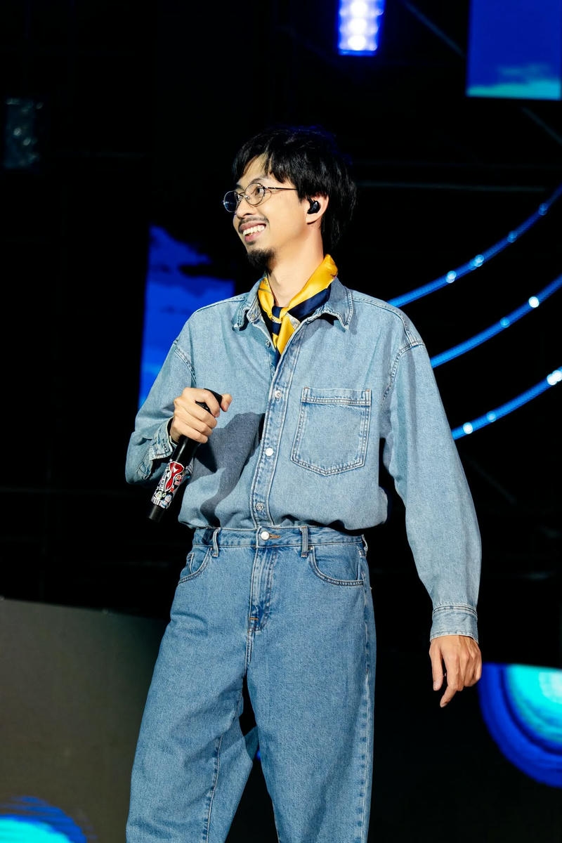 Chân dung Đen Vâu nền tối huyền bí cuốn hút