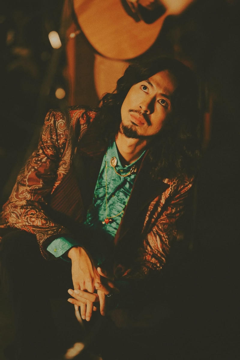 Chân dung Đen Vâu nền tối tạo cảm giác huyền bí