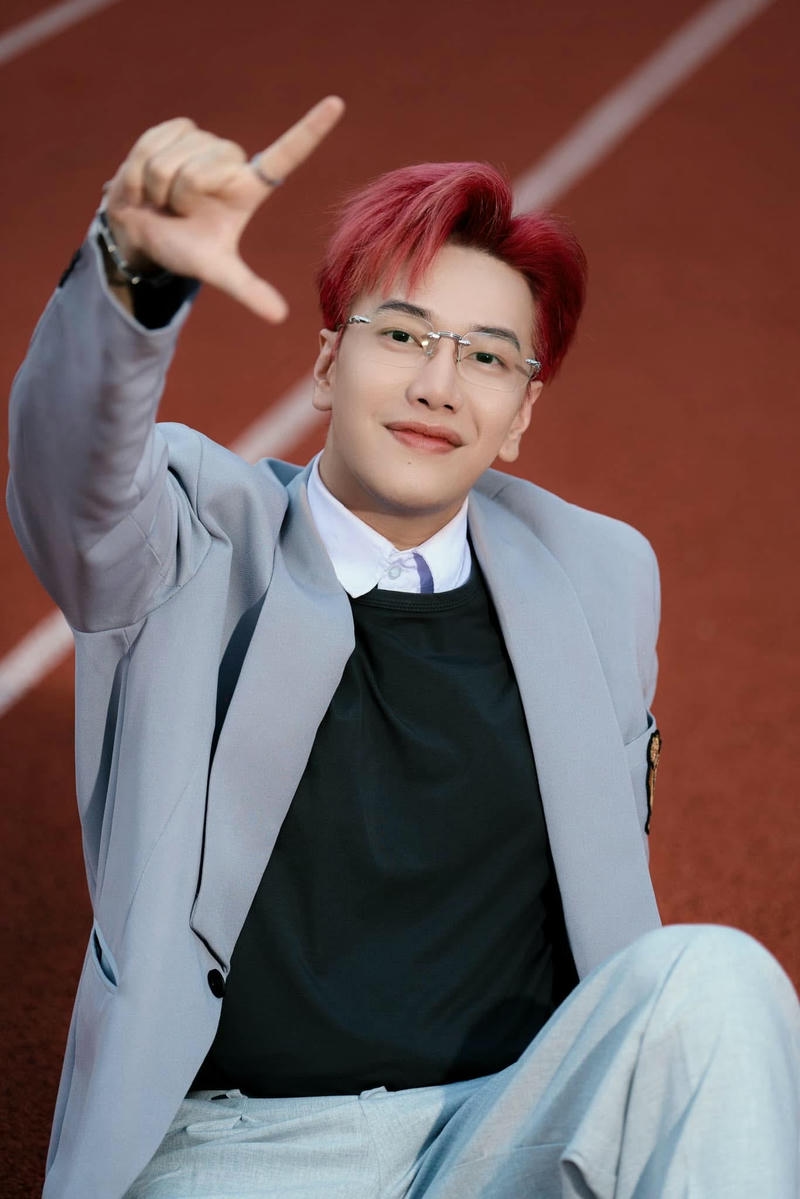 Chân dung Lou Hoàng đẹp trai ánh nhìn đầy sức hút