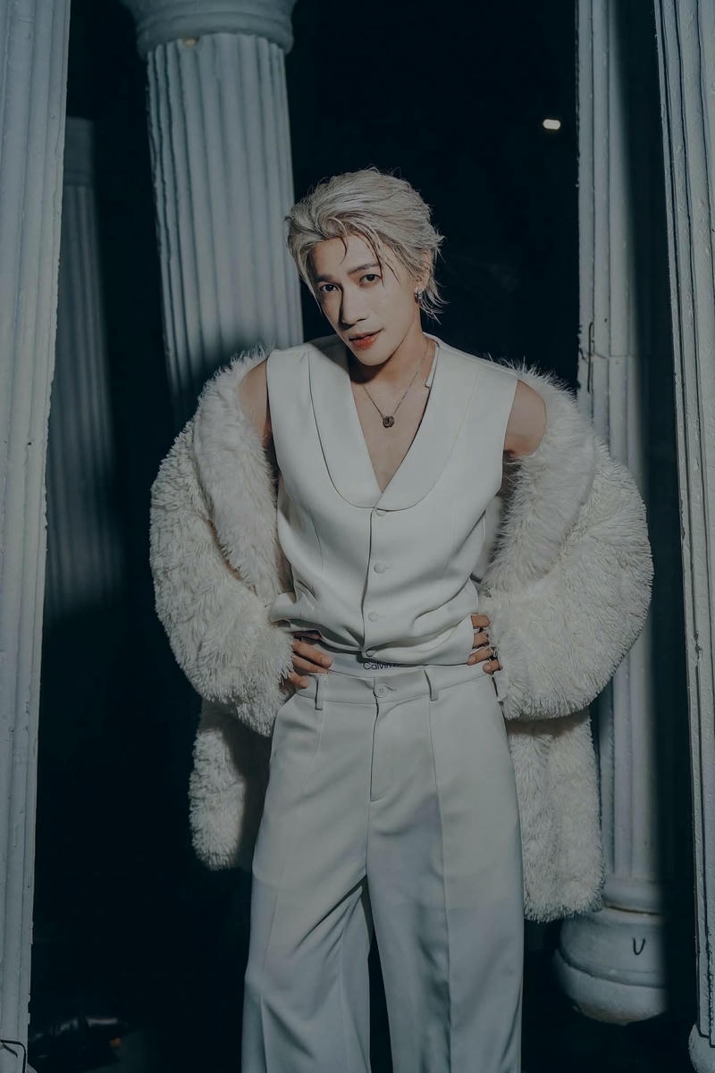 Chân dung lạnh lùng hình nền ST Sơn Thạch