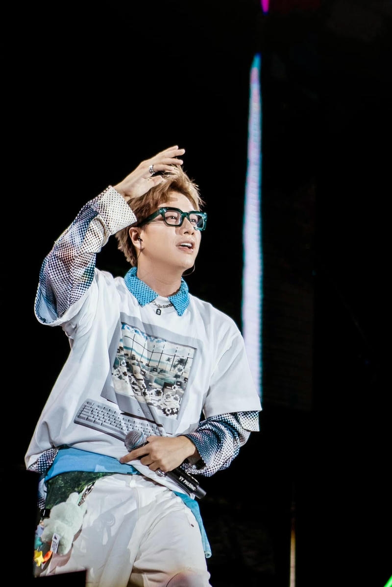 Chân dung nghệ sĩ Lou Hoàng với ánh nhìn bí ẩn