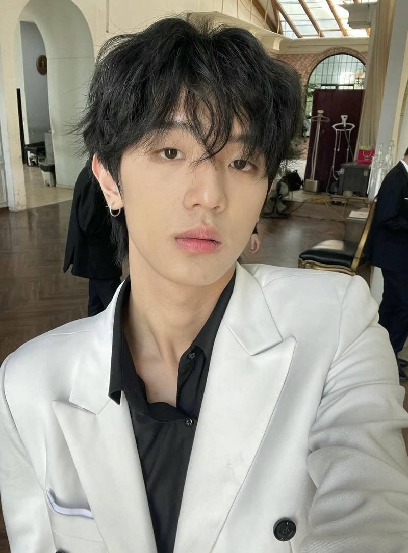 Chân dung trai đẹp Việt Nam mặc vest trắng