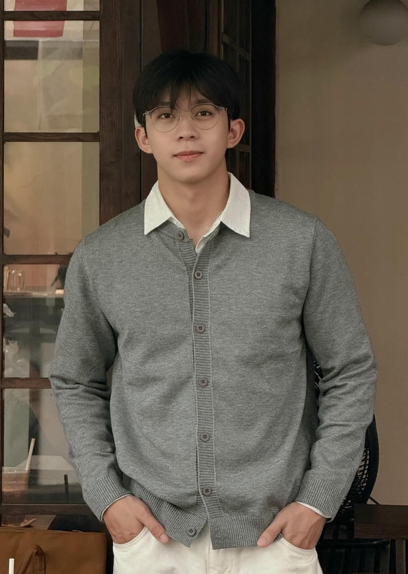 Chân dung trai đẹp Việt Nam nụ cười nhẹ ánh mắt trầm