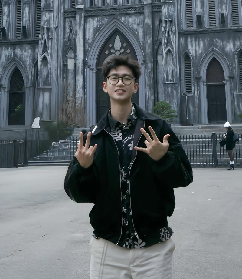 Chân dung trai đẹp Việt Nam nụ cười nhẹ