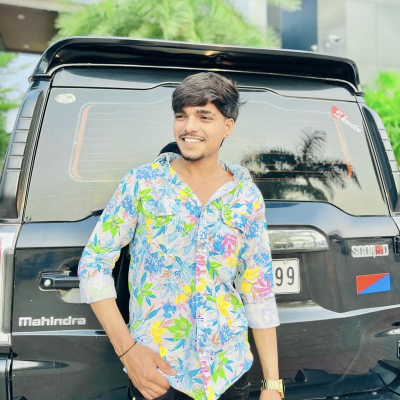 Chàng trai Ấn Độ ánh mắt sáng cười tươi