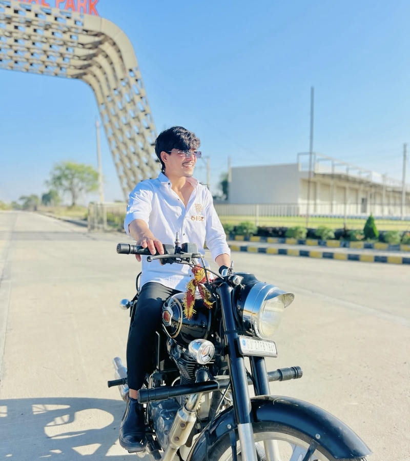 Chàng trai Ấn Độ phong thái trầm ổn tự nhiên