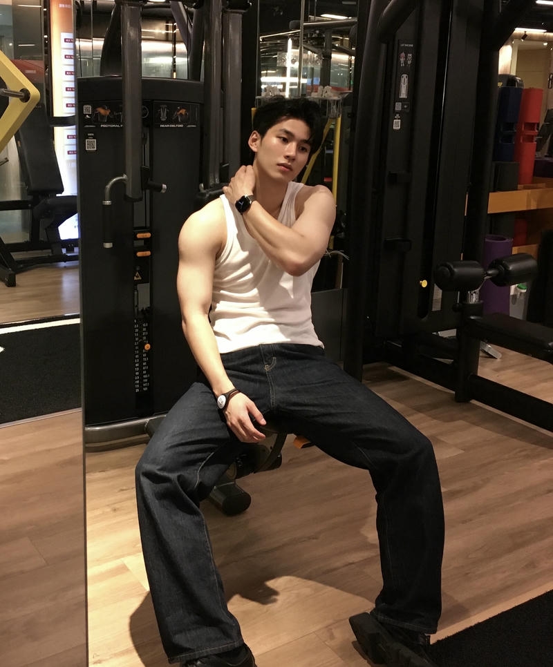 Chàng trai đẹp trai phong cách hiện đại xuất hiện trong ảnh hot boy