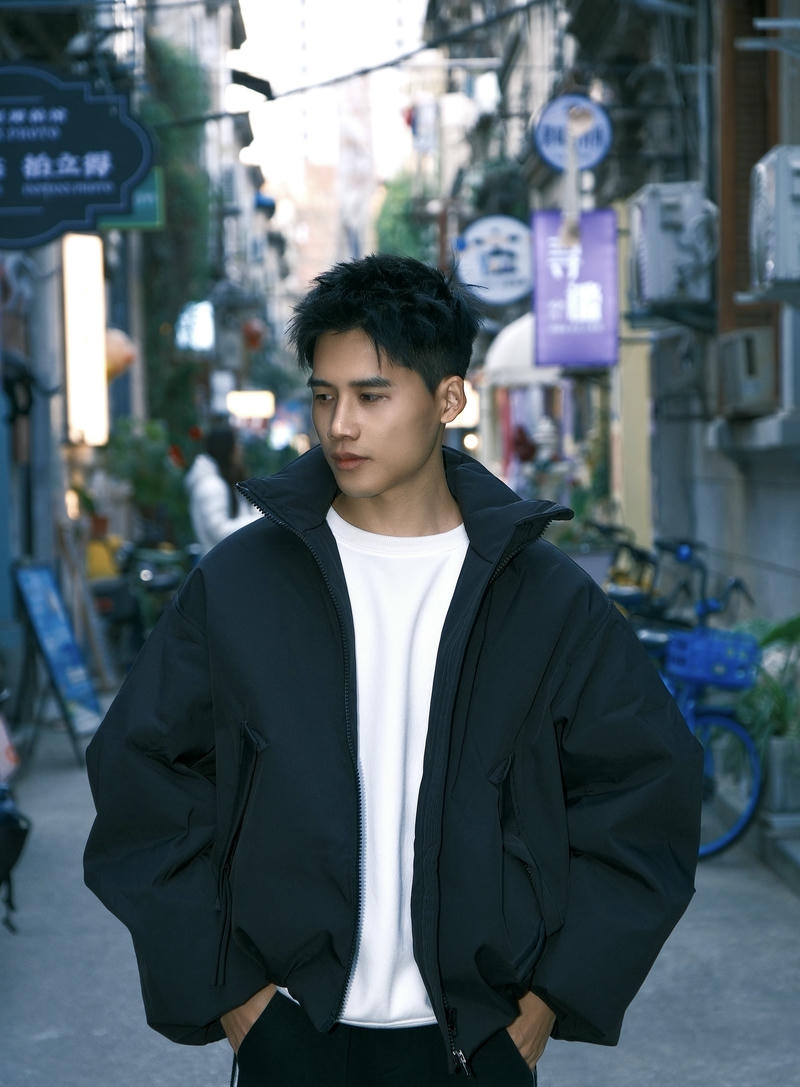 Chàng trai diện áo khoác cá tính trẻ trung trong ảnh hot boy