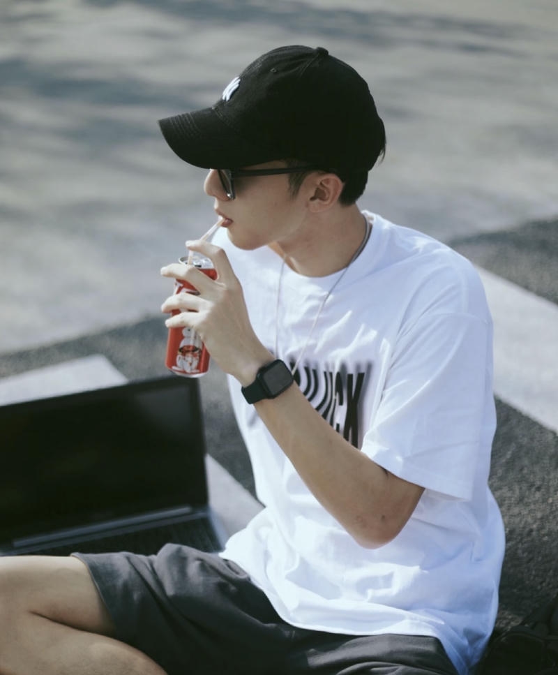 Chàng trai điển trai phong cách trẻ trung nổi bật trong bộ ảnh hot boy