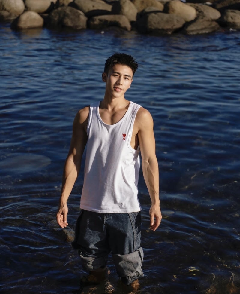 Chàng trai phong cách đời thường với ánh mắt hiền trong ảnh hot boy