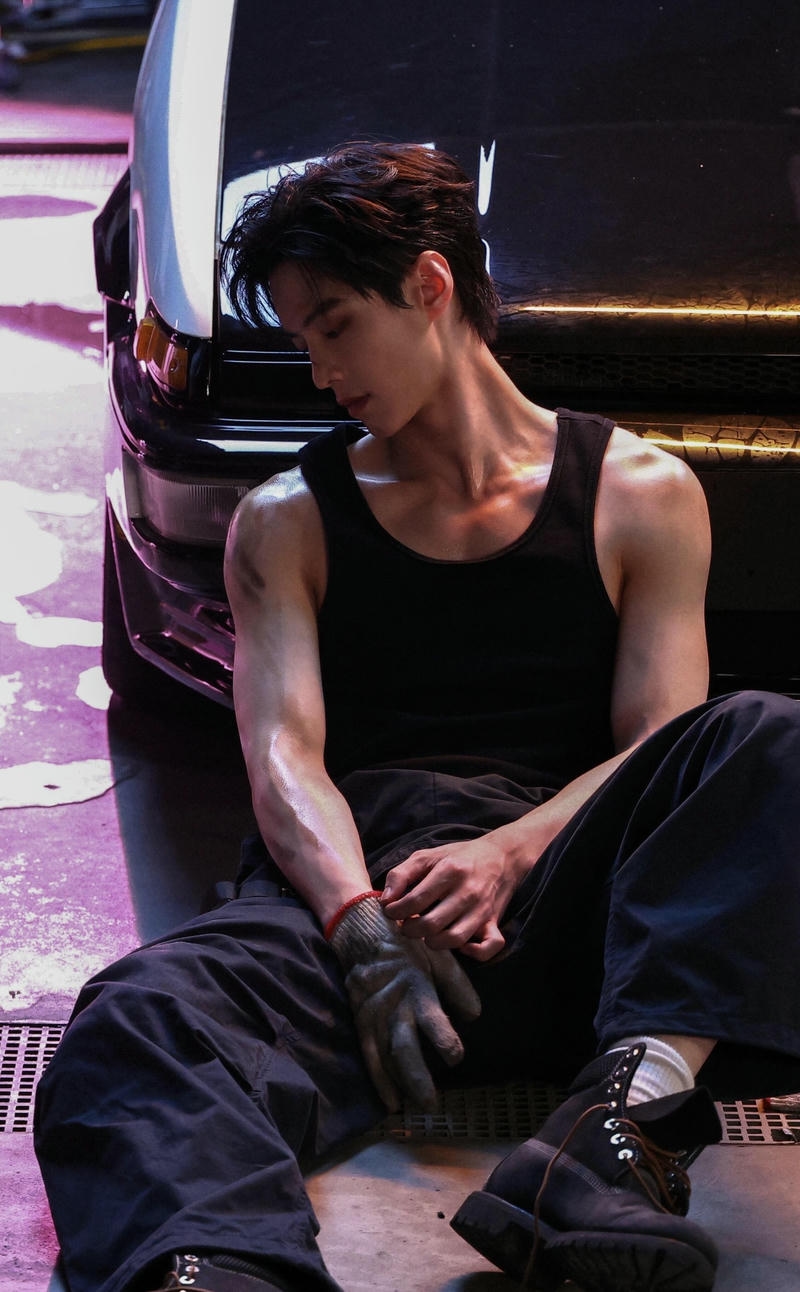 Chàng trai phong cách đời thường với thần thái nổi bật trong ảnh hot boy