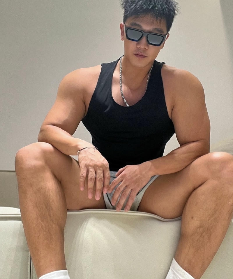 Chàng trai phong cách nhẹ nhàng tạo dáng trong ảnh hot boy siêu mê